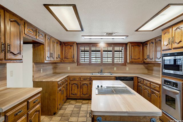 110 Post Oak, Floresville, TX 78114