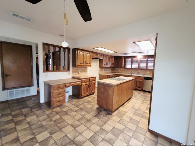 110 Post Oak, Floresville, TX 78114