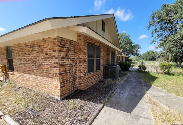 110 Post Oak, Floresville, TX 78114
