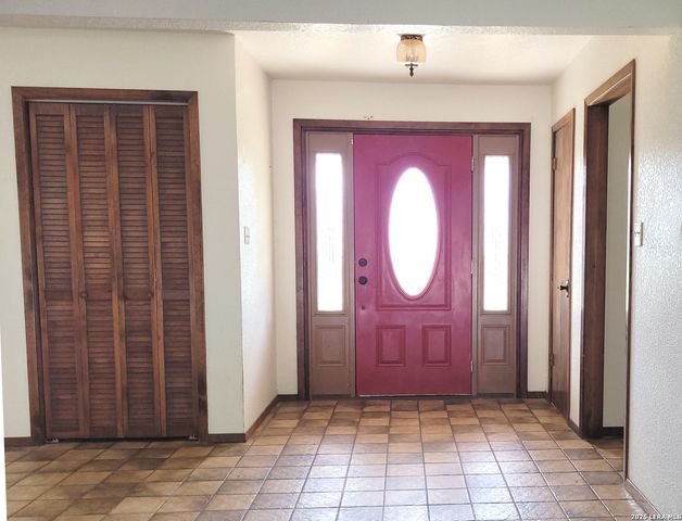 110 Post Oak, Floresville, TX 78114