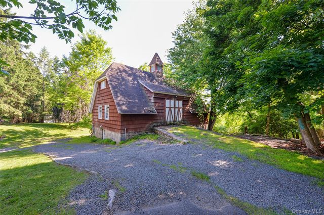 6 S Post Lane, Airmont, NY 10952