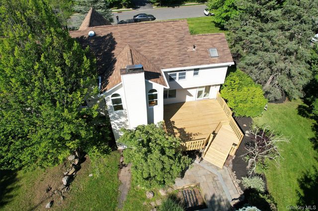 6 S Post Lane, Airmont, NY 10952