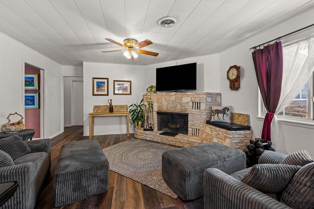 825 Golf St, Kerrville, TX 78028