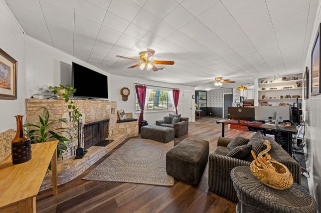 825 Golf St, Kerrville, TX 78028