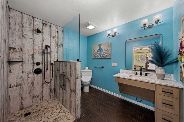 825 Golf St, Kerrville, TX 78028