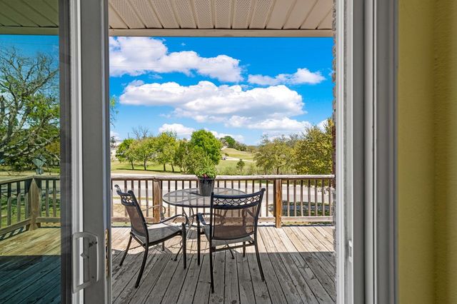 825 Golf St, Kerrville, TX 78028