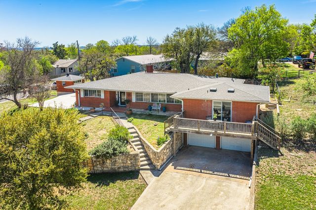 825 Golf St, Kerrville, TX 78028
