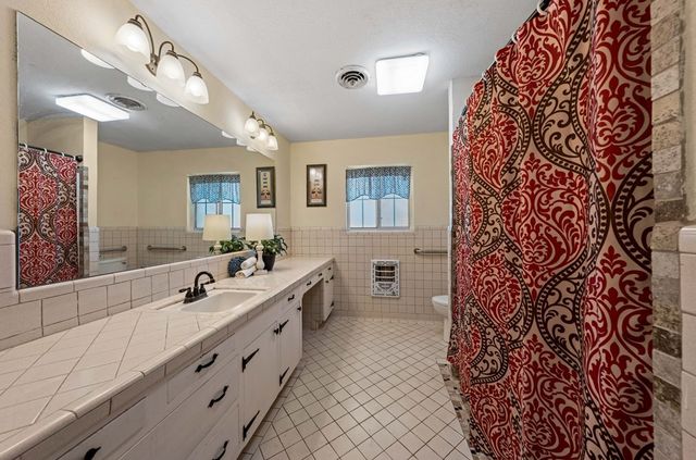 825 Golf St, Kerrville, TX 78028