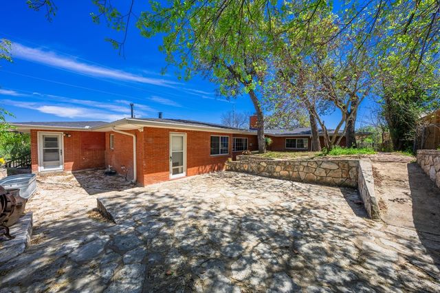 825 Golf St, Kerrville, TX 78028