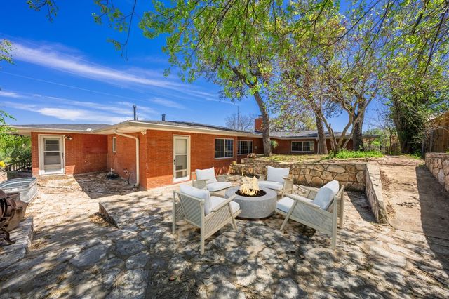 825 Golf St, Kerrville, TX 78028