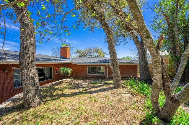 825 Golf St, Kerrville, TX 78028