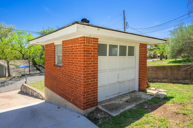 825 Golf St, Kerrville, TX 78028