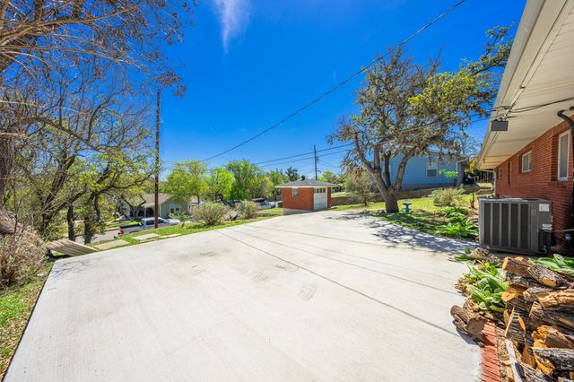 825 Golf St, Kerrville, TX 78028