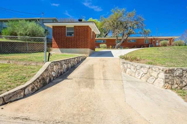 825 Golf St, Kerrville, TX 78028
