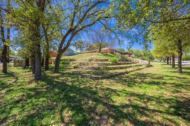 825 Golf St, Kerrville, TX 78028