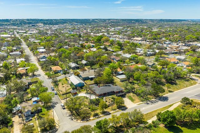 825 Golf St, Kerrville, TX 78028