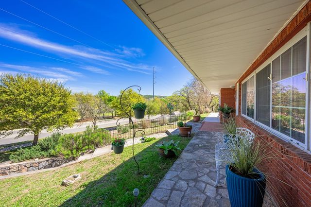 825 Golf St, Kerrville, TX 78028