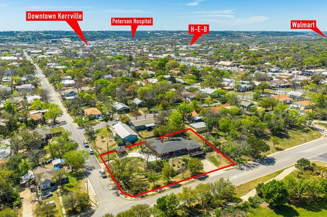 825 Golf St, Kerrville, TX 78028