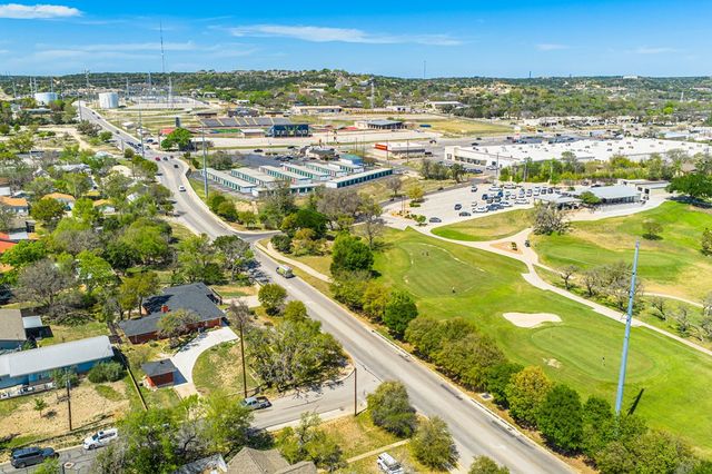 825 Golf St, Kerrville, TX 78028