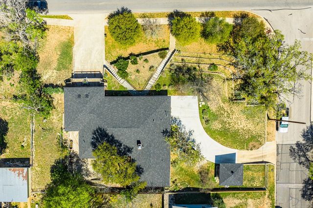 825 Golf St, Kerrville, TX 78028