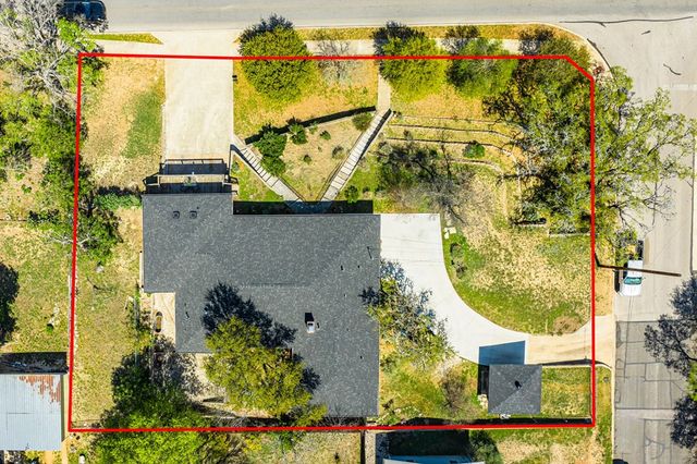 825 Golf St, Kerrville, TX 78028