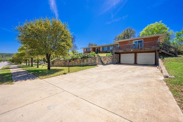 825 Golf St, Kerrville, TX 78028