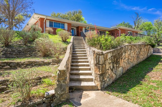 825 Golf St, Kerrville, TX 78028