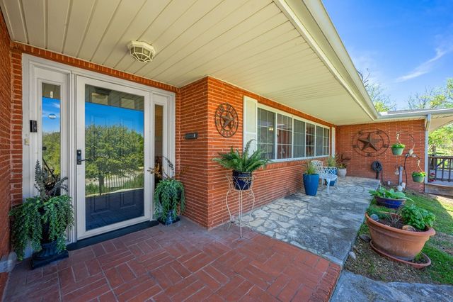 825 Golf St, Kerrville, TX 78028