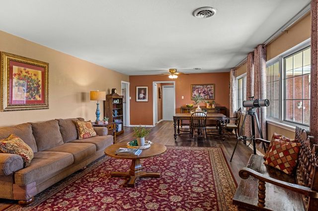 825 Golf St, Kerrville, TX 78028