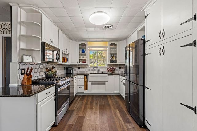 825 Golf St, Kerrville, TX 78028