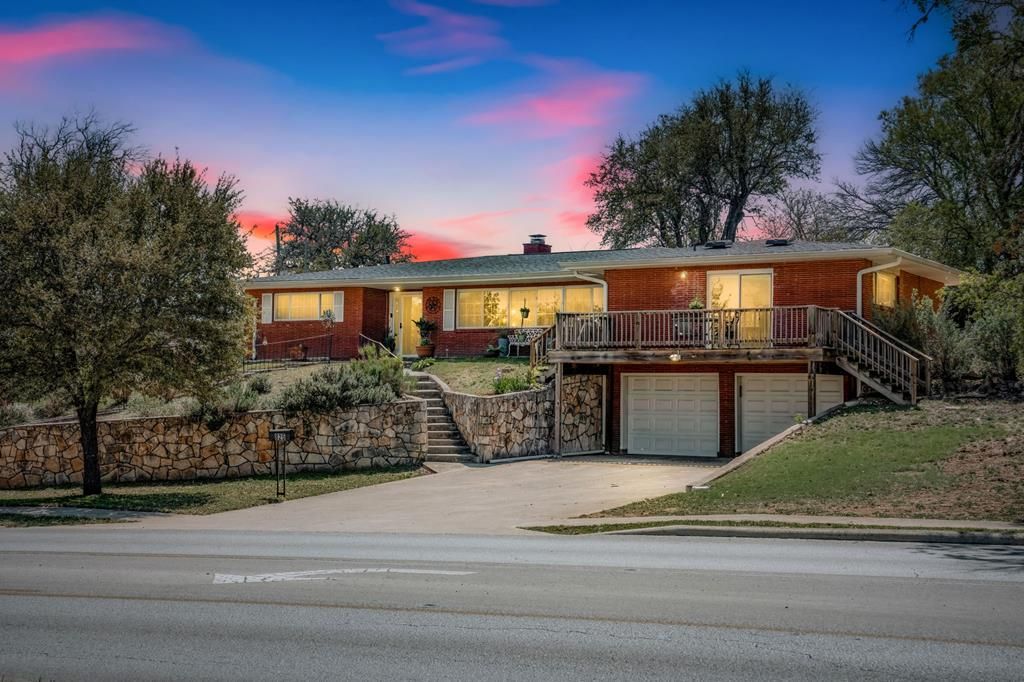 825 Golf St, Kerrville, TX 78028