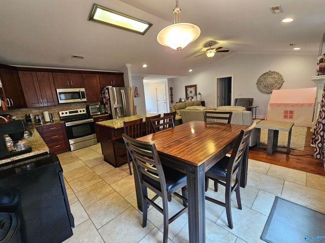 400 Dominion Drive SE, Hartselle, AL 35640