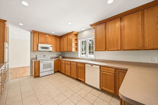 7 Maud Palmer Dr, Wareham, MA 02571