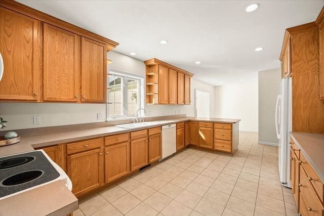 7 Maud Palmer Dr, Wareham, MA 02571