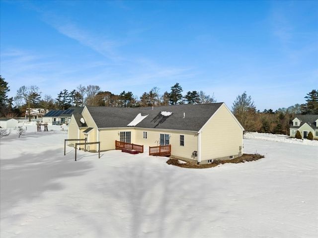 7 Maud Palmer Dr, Wareham, MA 02571