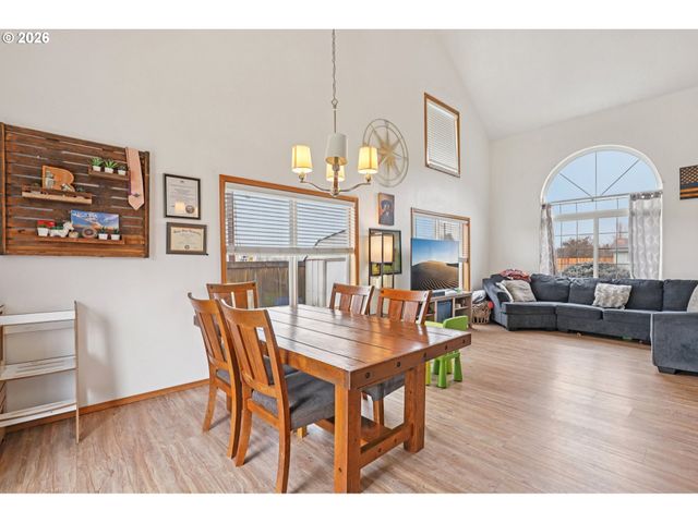 310 PACIFIC St, Columbia City, OR 97018