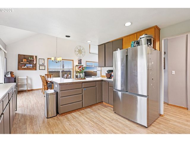 310 PACIFIC St, Columbia City, OR 97018