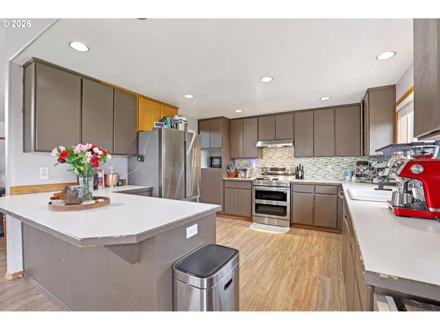 310 PACIFIC St, Columbia City, OR 97018