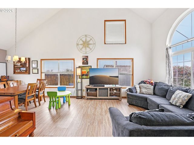 310 PACIFIC St, Columbia City, OR 97018