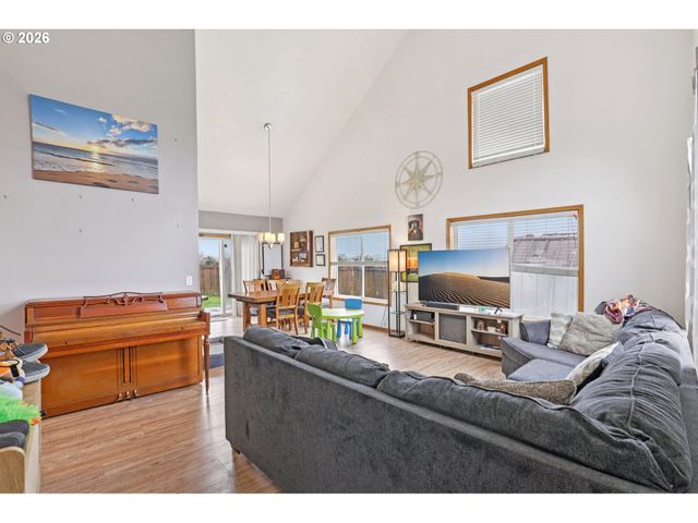 310 PACIFIC St, Columbia City, OR 97018