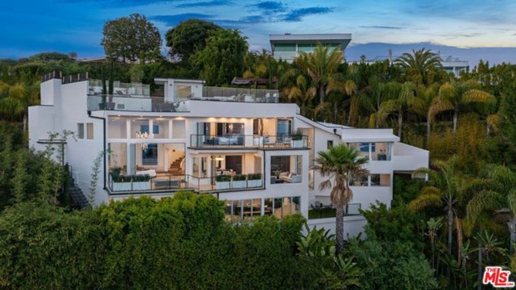 9270 Kinglet Drive, West Hollywood, CA 90069