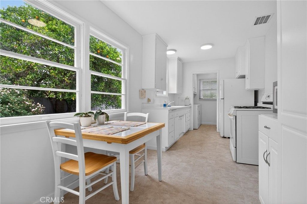 Image 12 of property listing at 10542 White Oak Avenue, Granada Hills, CA 91344