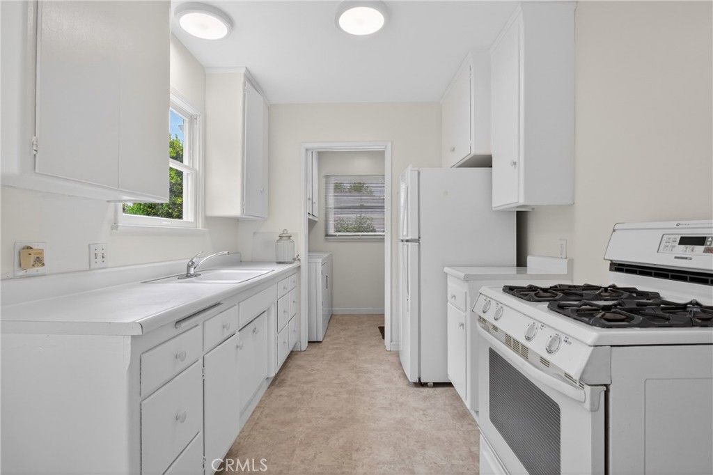 Image 14 of property listing at 10542 White Oak Avenue, Granada Hills, CA 91344