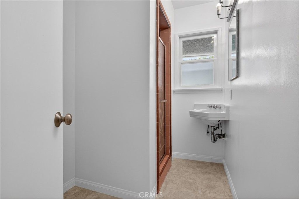 Image 19 of property listing at 10542 White Oak Avenue, Granada Hills, CA 91344