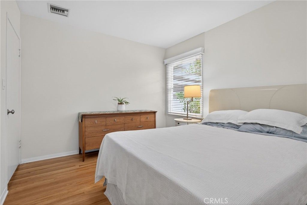 Image 30 of property listing at 10542 White Oak Avenue, Granada Hills, CA 91344