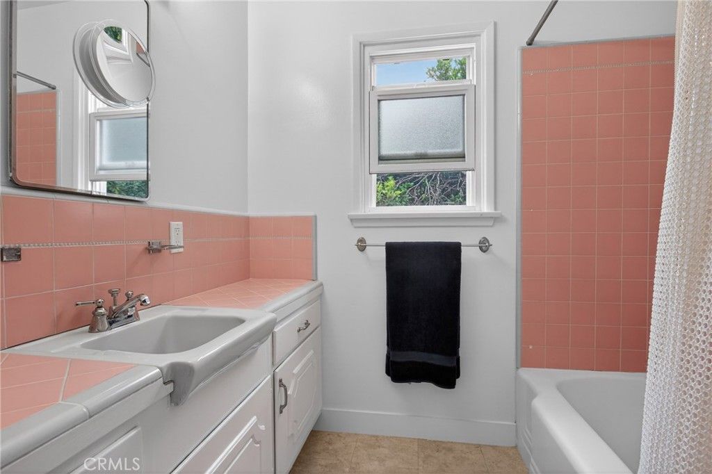 Image 32 of property listing at 10542 White Oak Avenue, Granada Hills, CA 91344