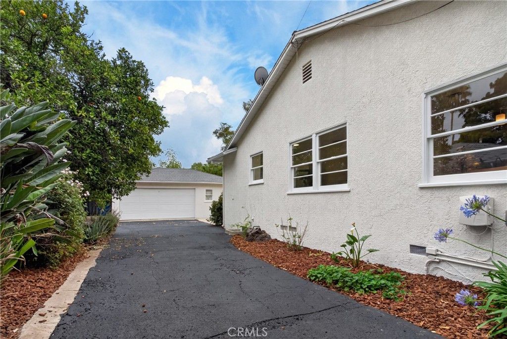 Image 34 of property listing at 10542 White Oak Avenue, Granada Hills, CA 91344