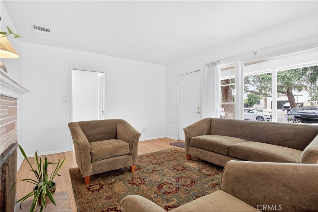 Image 4 of property listing at 10542 White Oak Avenue, Granada Hills, CA 91344