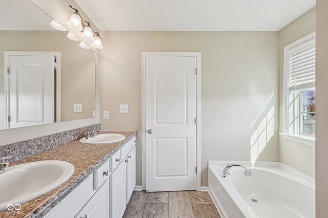 15726 Henady Crossing, Noblesville, IN 46060