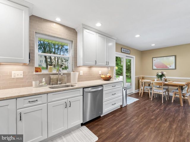 5208 LINDSAY ST, Fairfax, VA 22032